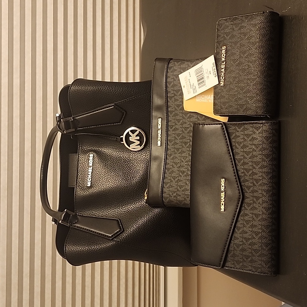 Michael Kors shoulder bag with 3 accessorie bags/wallets...